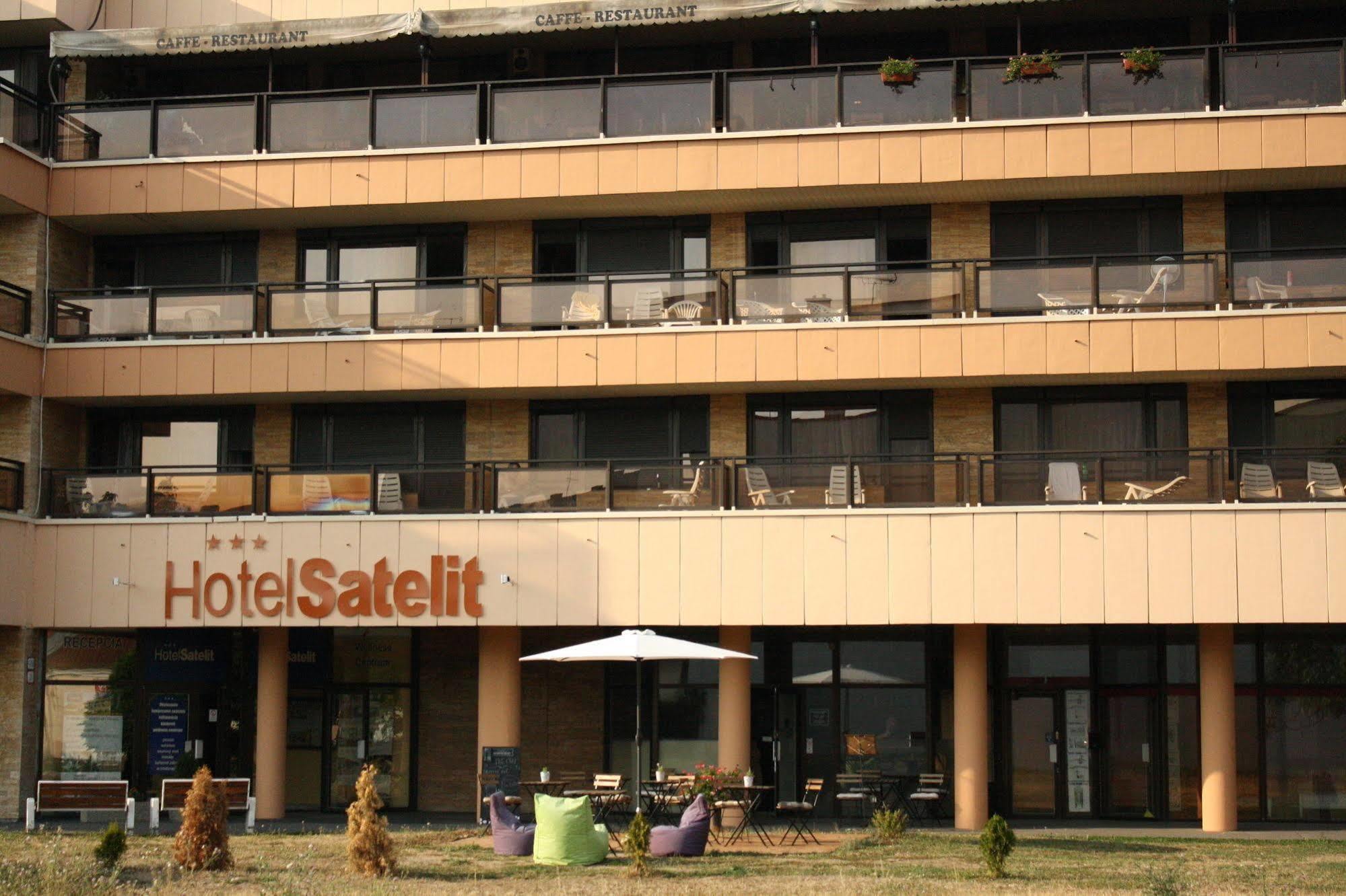Hotel Satelit Пьештяни Экстерьер фото