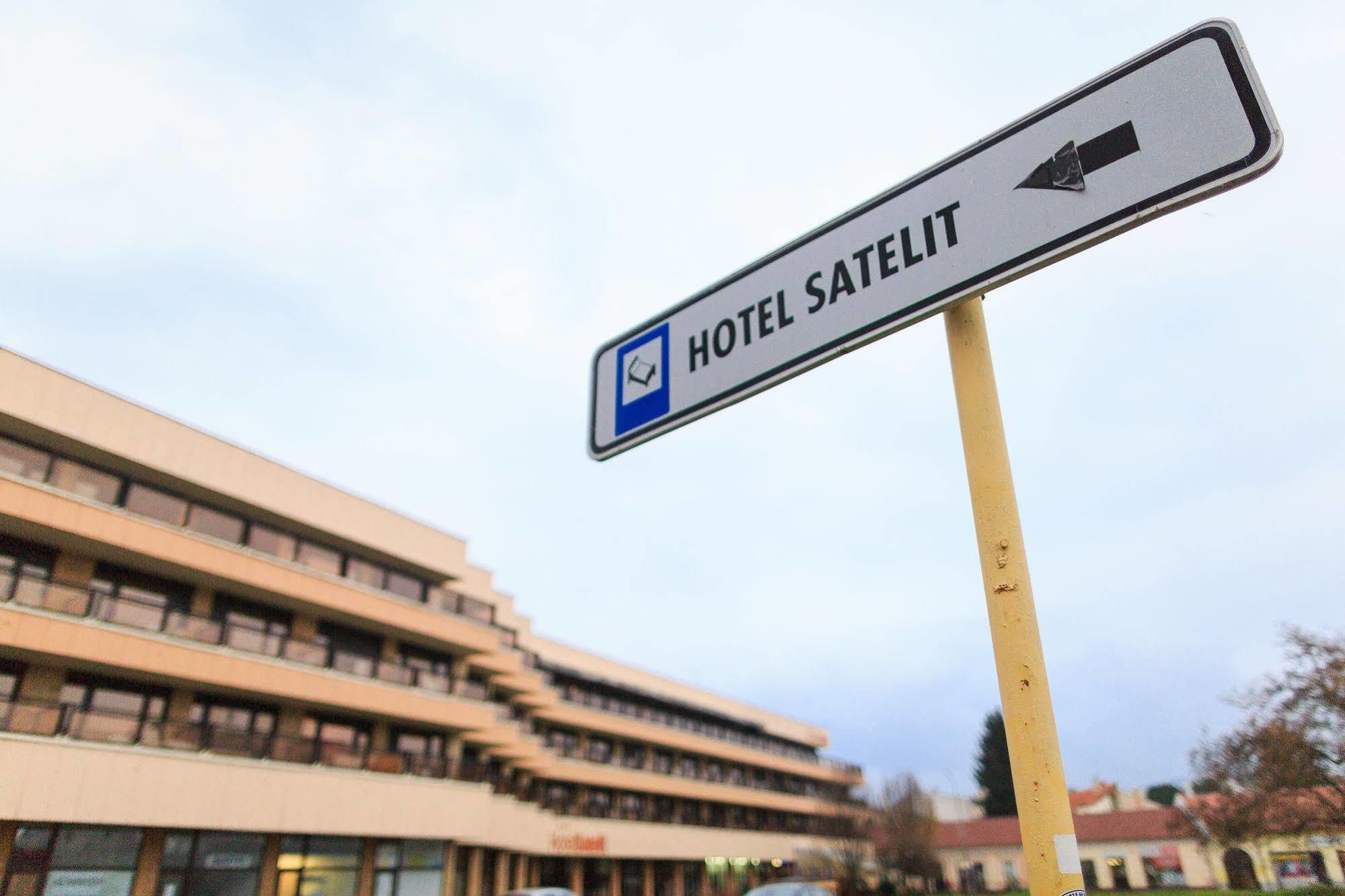 Hotel Satelit Пьештяни Экстерьер фото