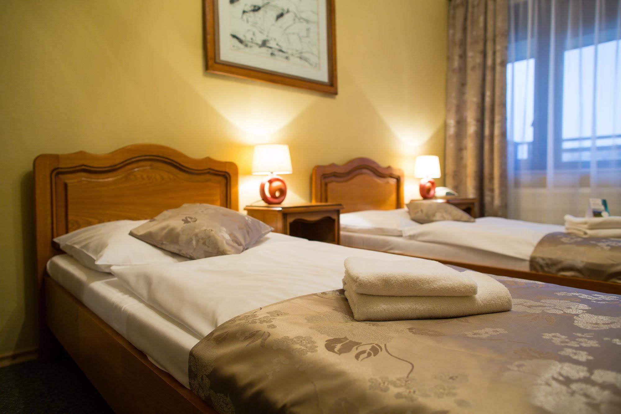 Hotel Satelit Пьештяни Экстерьер фото