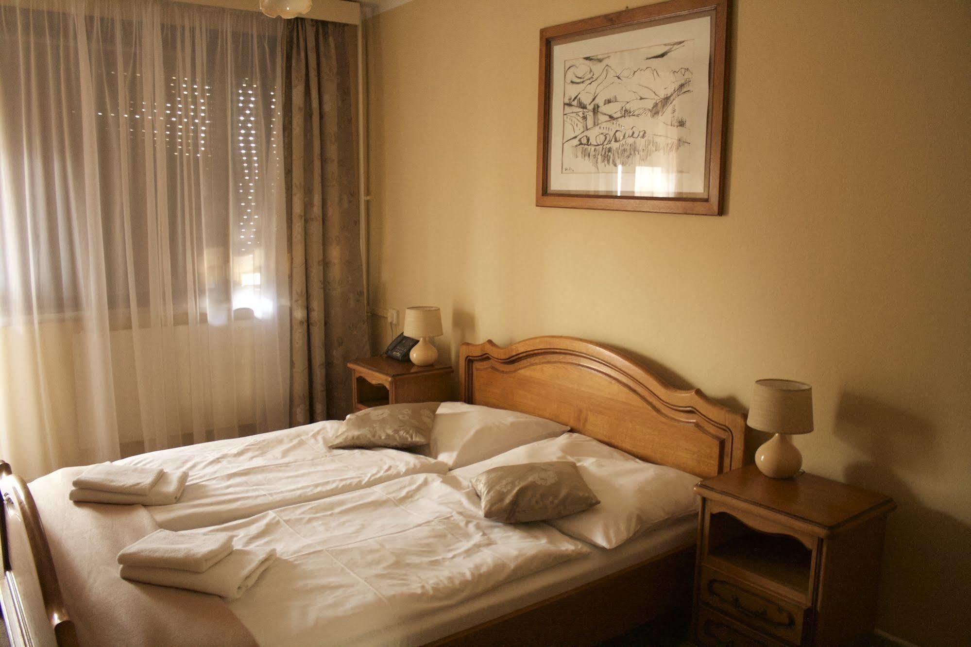 Hotel Satelit Пьештяни Экстерьер фото