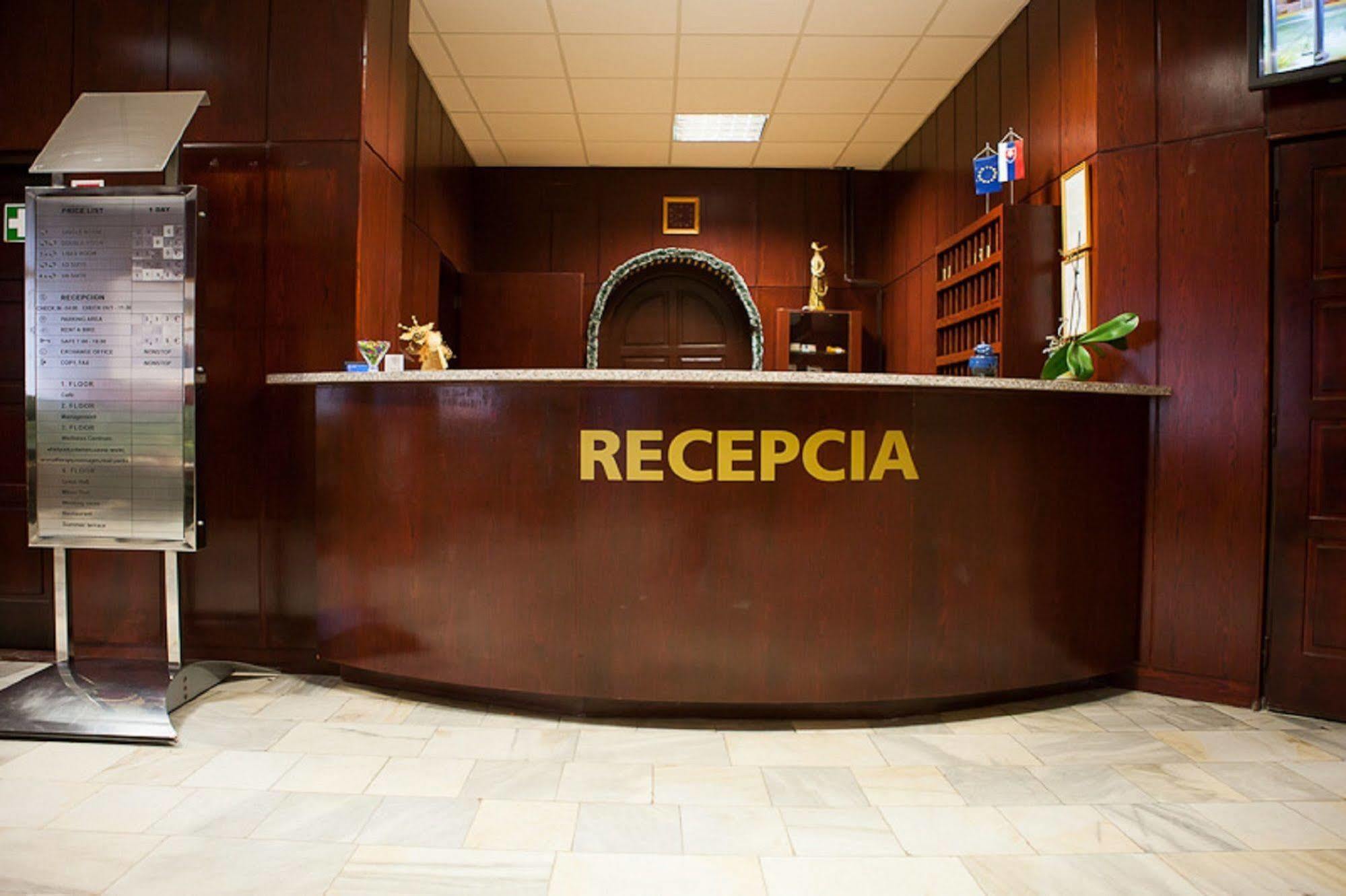 Hotel Satelit Пьештяни Экстерьер фото